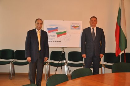 Българо-руска марка по повод 135 г. от установяване на дипломатически отношения с Русия